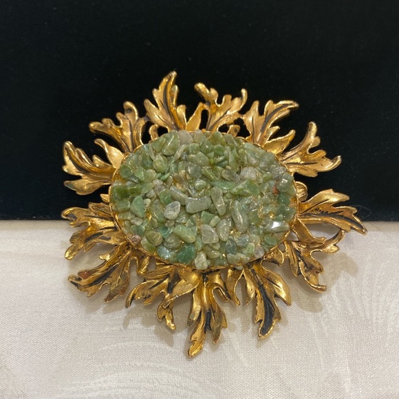 Vintage Jewelry - Vintage Starburst Gold Brooch With Jade Chips